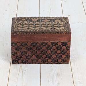 Vintage houten speelkaartendoos handgesneden MCM bloemen volkskunst ontwerp scharnierend