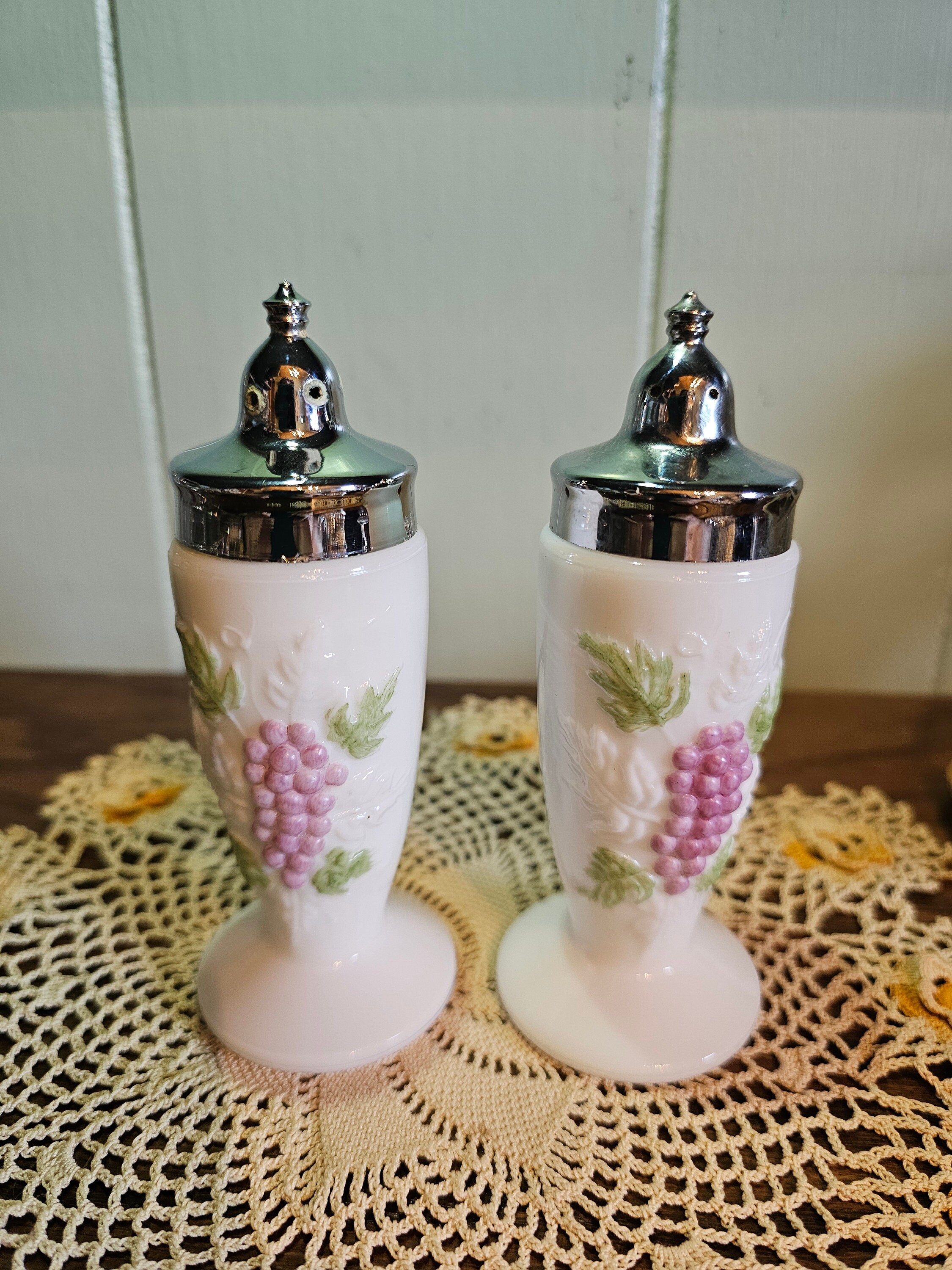 フェントン？　ソルトアンドペッパー Fenton Hobnail Cranberry (Opalescent) Glass Salt & Pepper