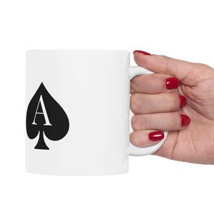 Caneca inicial personalizada - Caneca de café com ás de espadas - Caneca com nome personalizado - Caneca de esmalte para campista - Presente para jogador de cartas - Caneca com letra personalizada