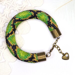 Grün Gold Perlen Armband - Schlange Muster Seil - Grün Python Perlen Häkelarmband - Animal print Schmuck - Einzigartiger eleganter Schmuck