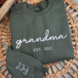 Embroidered Grandma Sweatshirt, Personalized Nana Sweater, Grandparent Shirt, Gigi Sweater and Year Shirt, Grandma Gift, Custom Sweatshirt
