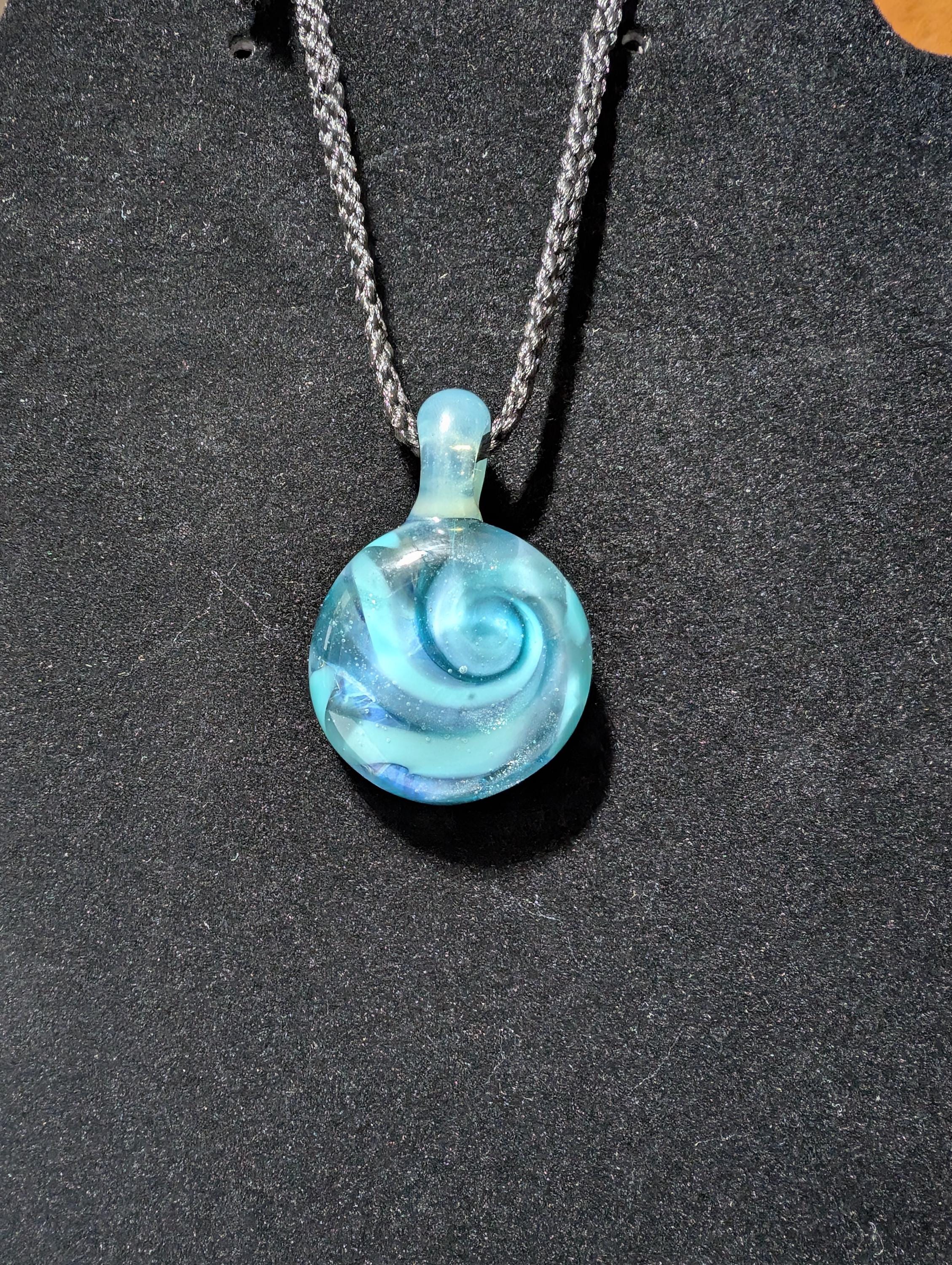手作りの青い渦巻きガラスペンダント | ホウケイ酸アートネックレス