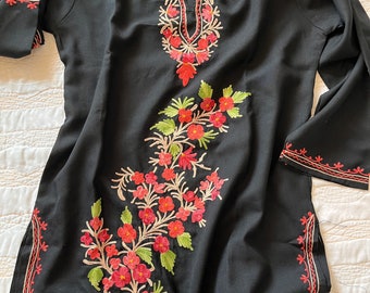 Tunique cachemire douce et confortable pour femme tenue de soirée décontractée, broderie florale au cou, haut kurta décontracté indo-occidental élégant et stylé