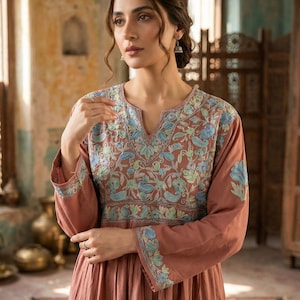 Puede incluir: Juego de tres tazas de cerámica con acabado mate moteado. Las tazas son de color crema, gris claro y gris oscuro. Cada taza tiene un diseño simple y minimalista.