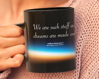 Taza de Shakespeare, el horizonte de la Tierra y la luna creciente / Foto NASA/ISS / Cerámica negra