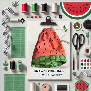 Könnte beinhalten: Draufsicht auf ein Näh-Schnittmuster für einen Kordelzugbeutel im Wassermelonen-Design. Die Tasche ist rot mit schwarzen Samendetails und einem grünen Rand. Nähzubehör umfasst Garnrollen, Schere, Maßband und Schneidematten.