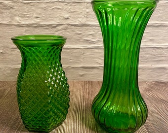 Vases vert émeraude de collection Hoosier, vases cloutés en pointe de diamant et bouquet tourbillonnant