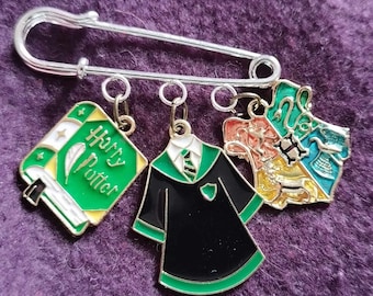 Harry-Potter-Universum und Slytherin-Hausbrosche – Stolz, List, Provokation