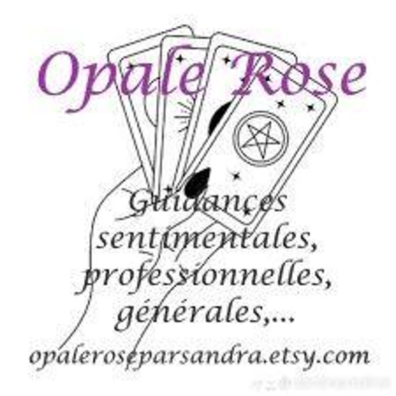 K&ouml;nnte beinhalten: Schwarz-Wei&szlig;-Strichzeichnung einer Hand, die ein gef&auml;chertes Tarotkartenspiel h&auml;lt. Die Karten sind wei&szlig; mit schwarzen Strichen. Der Text "Opale Rose" steht in lila Schrift &uuml;ber den Karten. Franz&ouml;sischer Text und eine Webadresse stehen darunter.