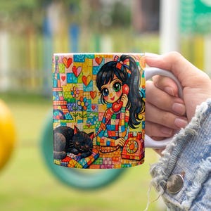 Pode incluir: Caneca de cerâmica branca com uma ilustração colorida de uma menina falando em um telefone vermelho, com um gato preto dormindo por perto. O design inclui corações, flores e um padrão de patchwork. A caneca é segurada por uma pessoa.