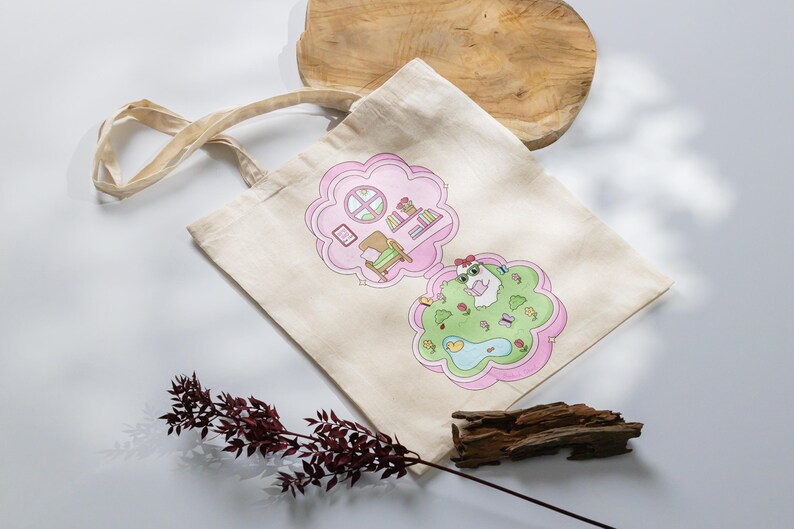Pu&ograve; includere: Borsa tote in tela beige con illustrazioni di cartoni animati rosa e verdi. Un'illustrazione raffigura una stanza con finestra, sedia e libri. L'altra mostra un animale in un parco.