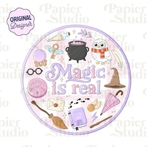 Puede incluir: Ilustración circular con borde lila claro, con elementos mágicos como un caldero, un búho, gafas y un libro. También incluye el texto "Magic is real". El diseño tiene un tema de fantasía caprichosa.