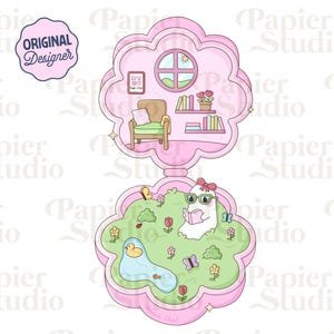 Pu&ograve; includere: Illustrazione rosa a forma di fiore con un fantasma che legge un libro in un giardino. La met&agrave; superiore raffigura una stanza con una sedia, una finestra e dei libri. La met&agrave; inferiore mostra uno stagno, fiori e farfalle. Il testo "Original Designer" &egrave; in un cerchio rosa.