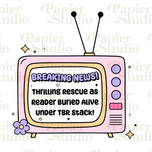 Może przedstawiać: Różowy retro telewizor z antenami, żółtym ekranem i fioletowym kwiatem z boku. Na ekranie widnieje tekst "BREAKING NEWS!" i "Thrilling rescue as reader buried alive under TBR stack!"