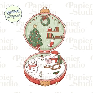 Peut inclure: Illustration de Noël dans un ornement rouge et vert. La partie supérieure présente un sapin décoré, une couronne et une chaussette. La partie inférieure montre un bonhomme de neige et un personnage lisant un livre. Le texte "ORIGINAL Designer" est visible.