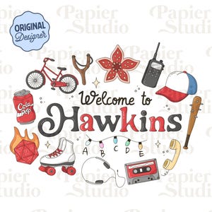 Può includere: Illustrazione colorata con la scritta "Welcome to Hawkins" circondata da vari oggetti a tema. Include una bicicletta rossa, una mazza da baseball, un walkie-talkie, un pattino e una cassetta.