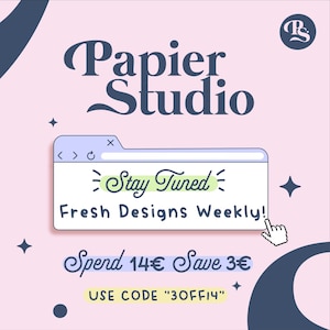 以下が含まれることがあります： ピンク色の背景に、Papier Studioのプロモーション用グラフィック。 「Papier Studio」の文字は濃い青色の様式化されたフォントです。 コンピュータウィンドウのグラフィックには、「Stay Tuned Fresh Designs Weekly!」と、指のカーソルが表示されています。