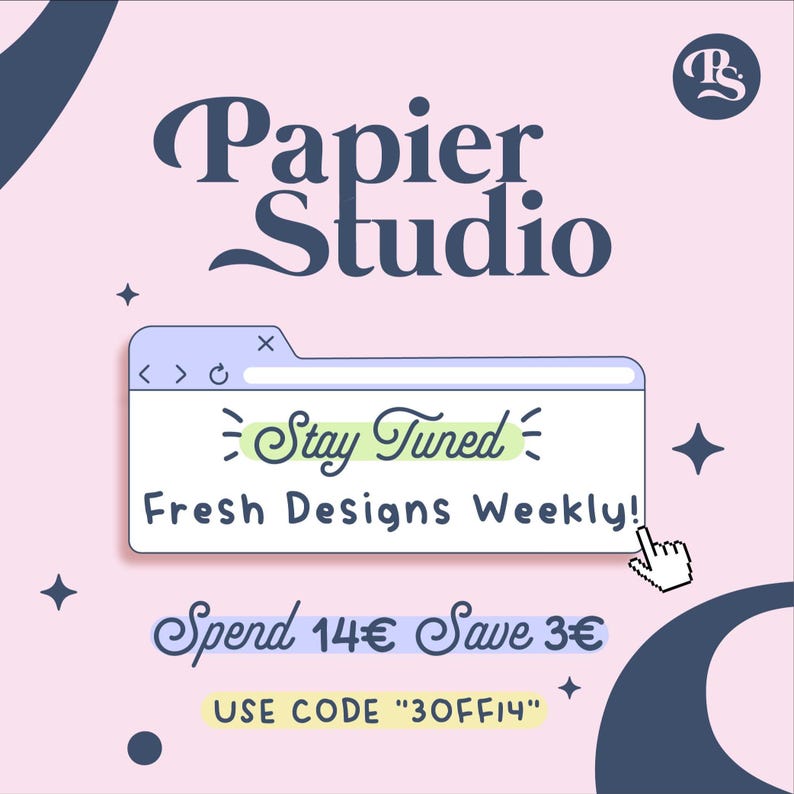以下が含まれることがあります： ピンク色の背景に、Papier Studioのプロモーション用グラフィック。 「Papier Studio」の文字は濃い青色の様式化されたフォントです。 コンピュータウィンドウのグラフィックには、「Stay Tuned Fresh Designs Weekly!」と、指のカーソルが表示されています。