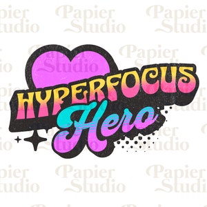 Puede incluir: Un corazón rosa con el texto "HYPERFOCUS Hero" en un estilo retro con rayas arcoíris. El texto está sobre un fondo negro con lunares blancos.