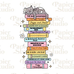 Puede incluir: Una pila de libros coloridos con títulos caprichosos como "The Book Whisperer", "Pages and Peace" y "Cozy Chronicles". Un gato gris con manchas blancas está durmiendo en la parte superior de la pila.