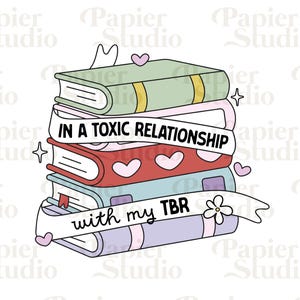 Puede incluir: Una pila de libros con una pancarta blanca que dice "In a toxic relationship with my TBR". Los libros son de varios colores, incluyendo verde, rojo, azul y morado. Hay corazones y una flor en la pancarta.