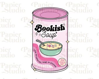Op de afbeelding: Een roze blik Bookish Soup met een cartoonillustratie van een kom alfabetsoep. Het blik heeft de tekst "Bookish Soup" in een retro-lettertype en "Laag in calorieën, rijk aan fictie" aan de zijkant. Het blik heeft ook een 100% spoiler-vrij label.