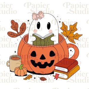 Puede incluir: Un lindo fantasma con un lazo rosa se sienta en una taza de calabaza leyendo un libro. La taza tiene una cara de calabaza y está rodeada de hojas de otoño. Hay dos libros apilados en la mesa y una taza de café.