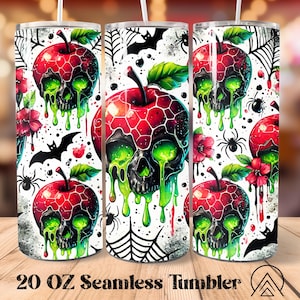 Könnte beinhalten: Ein 20 oz Edelstahlbecher mit weißem Hintergrund und einem sich wiederholenden Muster aus grünen und roten Giftäpfeln mit Schädelgesichtern und tropfendem grünem Schleim. Das Design enthält auch schwarze Fledermäuse, Spinnen und Spinnweben.