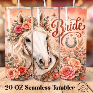 Könnte beinhalten: Ein nahtloser 591 ml Becher mit einem Aquarelldesign eines weißen Pferdes, das mit Blumen geschmückt ist. Der Becher trägt das Wort "Bride" in Schreibschrift mit einem Hufeisen und floralen Akzenten. Der Hintergrund ist pfirsichfarben.