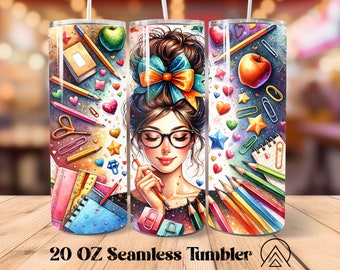 Pode incluir: Um copo de aço inoxidável de 20 onças com um design colorido que apresenta uma menina com um laço no cabelo, lápis, tesouras, clipes e outros materiais escolares.