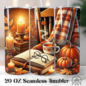 Peut inclure: Un gobelet sans couture de 20 oz avec une scène d'automne chaleureuse. Le motif comprend des bougies allumées, des citrouilles, des livres, une tasse de thé et une couverture à carreaux. Le gobelet a une palette de couleurs chaudes d'orange, de brun et de jaune.