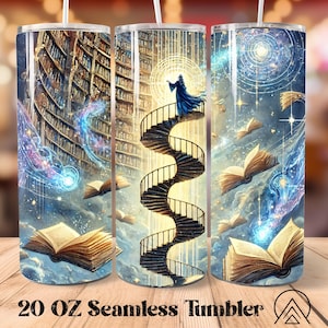 Puede incluir: Un vaso sin costuras de 20 oz con una escena de fantasía. Presenta una escalera de caracol, una figura con una túnica azul y libros flotantes. El fondo representa una biblioteca y elementos celestiales en azul y dorado.