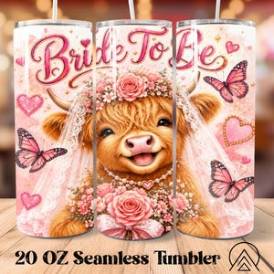Könnte beinhalten: Ein nahtloser 590 ml Becher mit einem Design einer lächelnden Highland-Kuh mit Blumenkrone und Schleier, mit dem Text "Bride To Be" in rosa Schrift. Rosa Schmetterlinge und Herzen verzieren den Hintergrund.