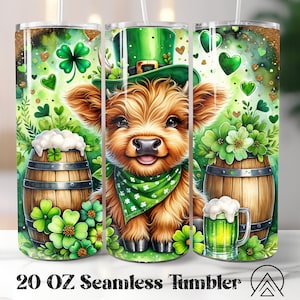 Puede incluir: Un vaso de acero inoxidable de 20 onzas con un diseño verde, marrón y blanco. El diseño presenta una vaca de las tierras altas de dibujos animados con un sombrero de duende verde, sosteniendo una jarra de cerveza verde. El fondo incluye tréboles verdes, corazones y un barril de madera.