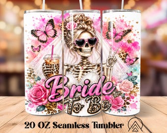 Könnte beinhalten: Ein nahtloser 590 ml Becher mit einer Skelettbraut, die eine herzförmige Sonnenbrille und einen Schleier trägt. Das Design umfasst rosa Schmetterlinge, Rosen und den Text "Bride To Be". Der Becher hat auch ein Leopardenmuster.