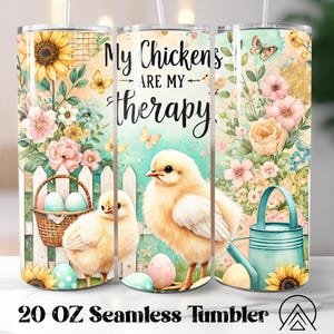 Könnte beinhalten: Ein nahtloser 20-Unzen-Becher mit dem Text "My Chickens are my therapy". Das Design umfasst gelbe Küken, Blumen, Eier und eine Gießkanne. Der Becher zeigt einen weißen Zaun und Schmetterlinge.