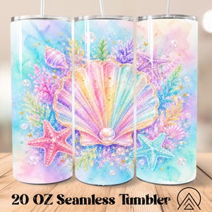 Puede incluir: Un vaso cilíndrico de 20 oz con un diseño estilo acuarela que muestra una gran concha marina central con una perla, rodeada de estrellas de mar rosas y azules, plantas marinas y pequeñas burbujas sobre un fondo de degradado pastel.