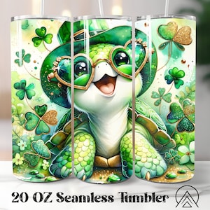 Könnte beinhalten: Ein 20 oz Edelstahlbecher mit einem grünen, goldenen und weißen Design. Das Design zeigt eine Cartoon-Schildkröte, die einen grünen Hut und eine Sonnenbrille trägt, umgeben von Kleeblättern.