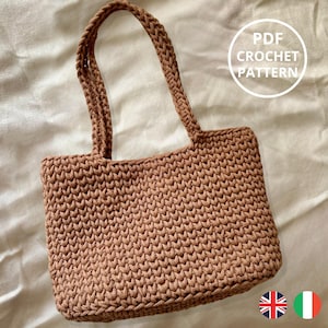 Può includere: Una borsa a mano in crochet marrone con uno schema di uncinetto PDF. Lo schema è disponibile in inglese e italiano.