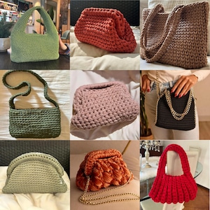 Può includere: Una collezione di nove borse a mano all'uncinetto in vari colori e stili. Le borse sono realizzate con filato spesso e hanno una varietà di forme, tra cui rettangolari, rotonde e ovali. Alcune delle borse hanno tracolle a catena, mentre altre hanno semplici manici.