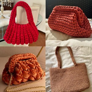 Può includere: Quattro borse a mano all'uncinetto in diversi stili e colori. Una borsa a mano rossa con la parte superiore curva, una borsa a mano color ruggine con la parte superiore curva, una borsa a mano color ruggine con una tracolla a catena e una borsa tote marrone.