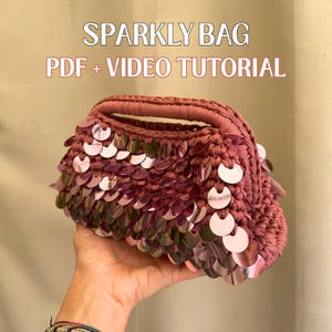 Könnte beinhalten: Handgefertigte, altrosa Tasche mit Häkelstruktur und Henkel. Die Tasche ist mit großen, irisierenden Pailletten verziert. Der Text auf dem Bild lautet "Sparkly Bag PDF + Video Tutorial."