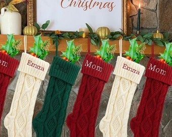 Personalisierte gestrickte Weihnachtsstrümpfe, bestickter Weihnachtsstrumpf, benutzerdefinierte Familiennamen Weihnachtsstrümpfe, Feiertagsstrümpfe, Weihnachtsgeschenk