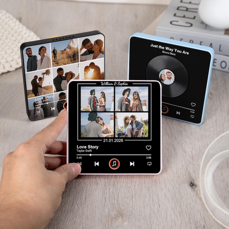 Puede incluir: Tres reproductores de m&uacute;sica personalizados con pantallas de fotos. Uno muestra un collage de fotos con el texto "Love Story" y "Taylor Swift". Otro muestra un dise&ntilde;o de disco de vinilo con el texto "Just the Way You Are" de Bruno Mars. El tercer reproductor muestra un collage de fotos.