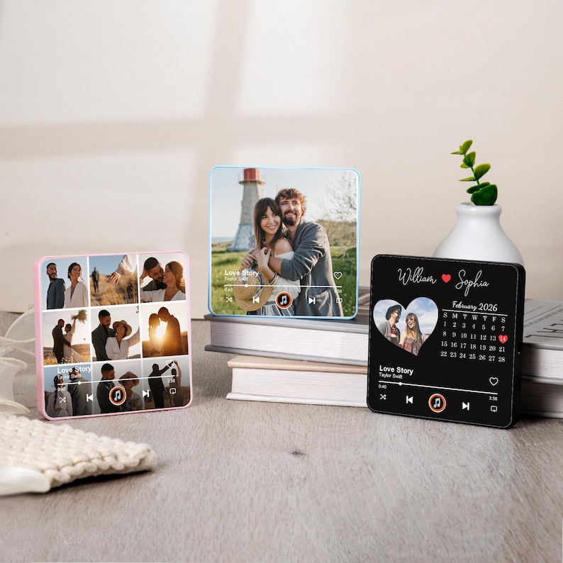 Puede incluir: Tres bloques de fotos personalizados con una interfaz de reproductor de m&uacute;sica. Uno es rosa, que muestra varias fotos. Otro es azul, con una pareja. El tercero es negro, con una foto en forma de coraz&oacute;n y un calendario de febrero de 2026. El texto "Love Story" es visible.