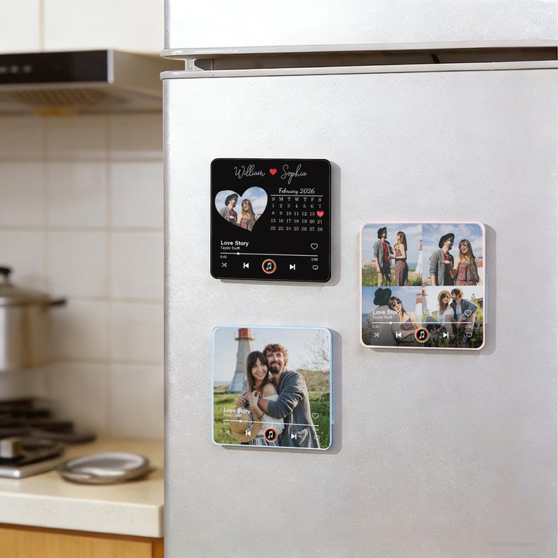 Puede incluir: Tres imanes cuadrados con fotos e interfaces de reproductor de m&uacute;sica se muestran en un refrigerador. El im&aacute;n superior es negro con un calendario y los nombres "William & Sophia". Los otros dos imanes tienen fotos y controles de reproductor de m&uacute;sica.