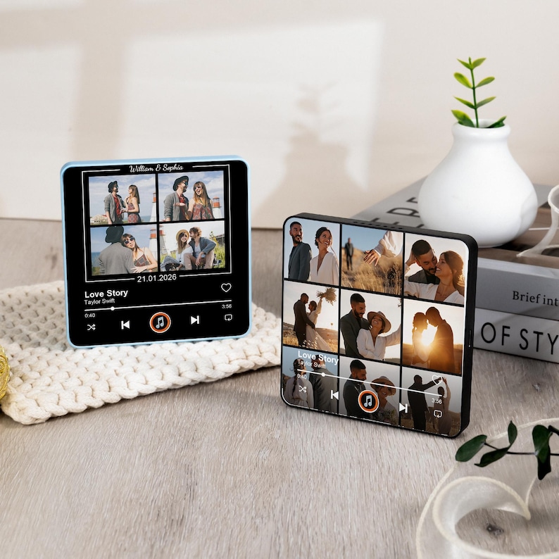 Puede incluir: Dos bloques de fotos personalizados que se asemejan a reproductores de m&uacute;sica. Uno tiene un marco azul claro, el otro negro. Cada uno muestra varias fotos, el texto "Love Story" y la fecha 21.01.2026. Los bloques est&aacute;n sobre una superficie de madera.