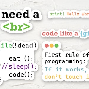Könnte beinhalten: Ein Satz bunter Aufkleber mit Texten zum Thema Programmieren und Codieren. Die Aufkleber zeigen Sätze wie "Ich brauche ein <br>", "print('Hello World')", "code wie ein {Mädchen}", "While(!dead) { eat(); //sleep(); code(); }", und "Erste Regel der Programmierung: Wenn es funktioniert, berühre es nicht."