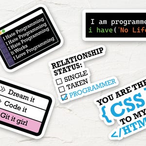Op de afbeelding: Vijf kleurrijke stickers met humoristische tekst over programmeren. Eén sticker zegt "I Hate Programming" met een voortgangsbalk die 81% aangeeft. Een andere sticker zegt "I am programmer i have ('No Life')". Een derde sticker zegt "RELATIONSHIP STATUS: PROGRAMMER". Een vierde sticker zegt "Dream it Code it Git it girl". De vijfde sticker zegt "YOU ARE THE {CSS} TO MY </HTML>".