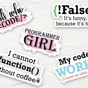 Op de afbeelding: Vijf stickers met humoristische tekst over coderen en programmeurs. De stickers zijn wit met zwarte tekst en hebben roze, blauwe en groene accenten. De tekst op de stickers is: "girls who <CODE/>", "{!False} It's funny, because it's true", "PROGRAMMER GIRL", "I cannot function() without coffee", and "My code WORKS (I have no idea why)".